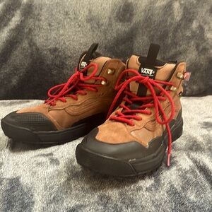 Vans MTE Ultrarange Gore-Tex Hiking Shoes. Men’s size 6 1/2, Women’s size 8